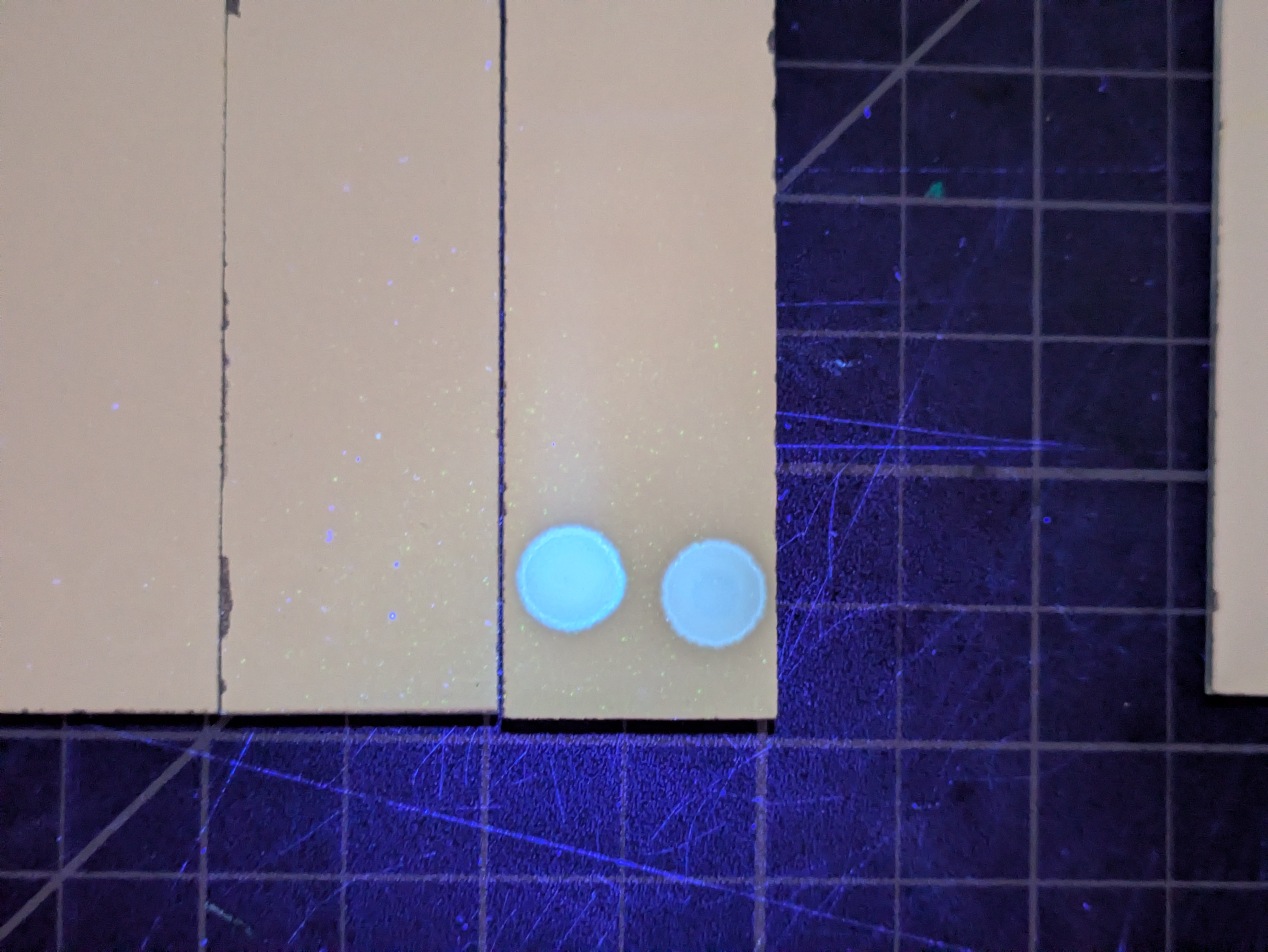 Spots under 365nm UV